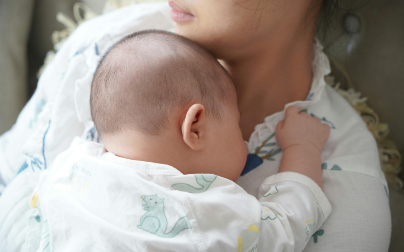 Bé Bú Rồi Ngủ Trên Người Mẹ: Có Nên Tiếp Tục?