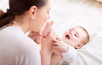 Hướng dẫn chăm sóc trẻ sơ sinh vào mùa hè đúng cách và an toàn