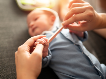 Trẻ ốm vặt nên bổ sung gì? Top 8 thực phẩm tăng đề kháng cho bé