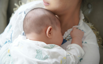 Bé Bú Rồi Ngủ Trên Người Mẹ: Có Nên Tiếp Tục?